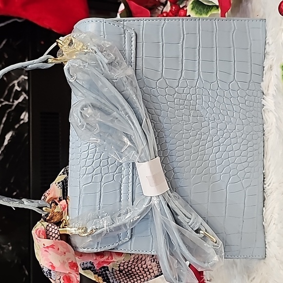 BETSEY JOHNSON BLUE ALLIGATOR BETSEY JOHNSON TOP HANDLE w/SCARF - Picture 4 of 7